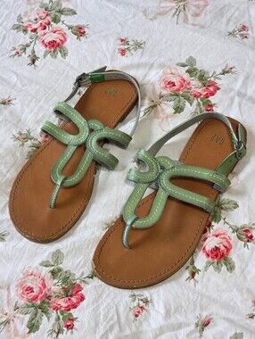 GAP Sage Green Leather Thong Sandal | Loop Knot Detail | Size 8